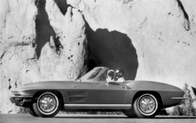 Chevrolet Corvette Sting Ray Convertible (1964) – auf einer zeitgenössischen Werbeaufnahme