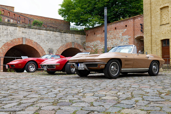 Chevrolet Corvette Sting Ray Convertible (1964) – neben zwei ihrer Nachfolgerinnen, einmal mit Chrom- und einmal mit Kunststoffnase – Oldtimer Open Air 2024