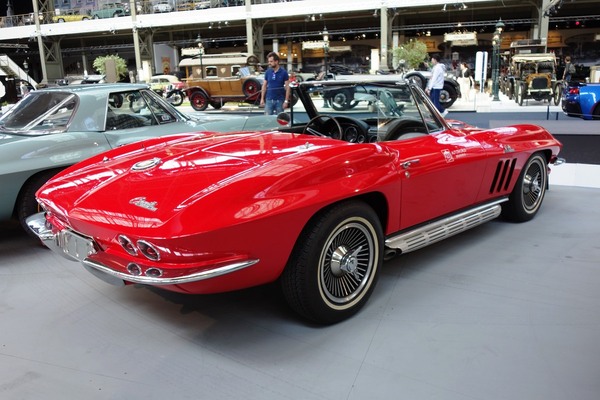 Chevrolet Corvette Sting Ray Convertible (1965) – Sonderausstellung "Chevrolet Corvette – A Legend Turns 70" in der Autoworld Brüssel