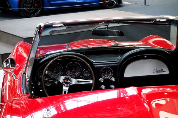 Chevrolet Corvette Sting Ray Convertible (1965) – Sonderausstellung "Chevrolet Corvette – A Legend Turns 70" in der Autoworld Brüssel