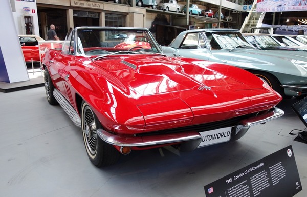 Chevrolet Corvette Sting Ray Convertible (1965) – Sonderausstellung "Chevrolet Corvette – A Legend Turns 70" in der Autoworld Brüssel