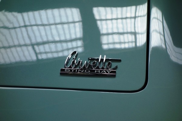 Chevrolet Corvette Sting Ray Convertible (1966) – Sonderausstellung "Chevrolet Corvette – A Legend Turns 70" in der Autoworld Brüssel