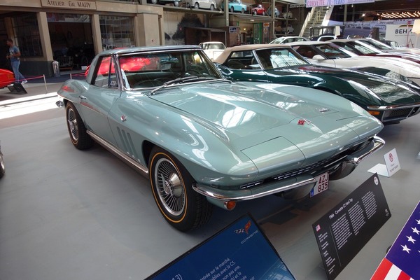 Chevrolet Corvette Sting Ray Convertible (1966) – Sonderausstellung "Chevrolet Corvette – A Legend Turns 70" in der Autoworld Brüssel