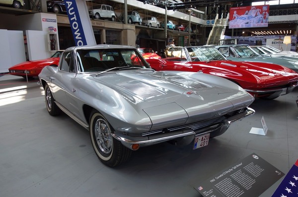 Chevrolet Corvette Sting Ray Sport Coupe (1963) – Sonderausstellung "Chevrolet Corvette – A Legend Turns 70" in der Autoworld Brüssel