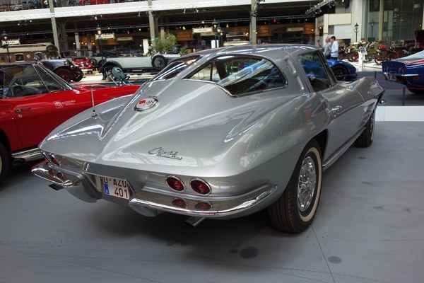 Chevrolet Corvette Sting Ray Sport Coupe (1963) – Sonderausstellung "Chevrolet Corvette – A Legend Turns 70" in der Autoworld Brüssel