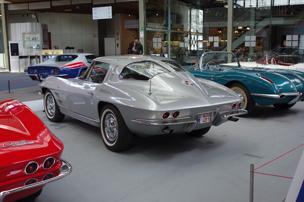 Chevrolet Corvette Sting Ray Sport Coupe (1963) – Sonderausstellung "Chevrolet Corvette – A Legend Turns 70" in der Autoworld Brüssel