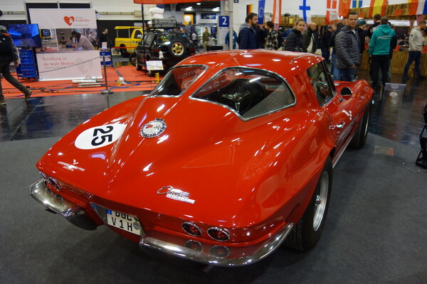 Chevrolet Corvette Sting Ray Sport Coupe (1963) – mit ausgestellten Radläufen und grösseren Rädern – Essen Motor Show 2023