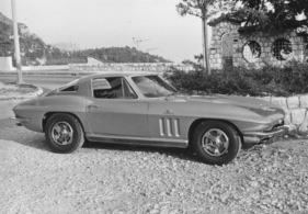 Die neuen Radkappen für 1966 hatten nur noch fünf Speichen, aber weiterhin die imitierte Flügelmutter. Dieses Sport Coupe trägt einen 427 Turbo-Jet unter der Haube.