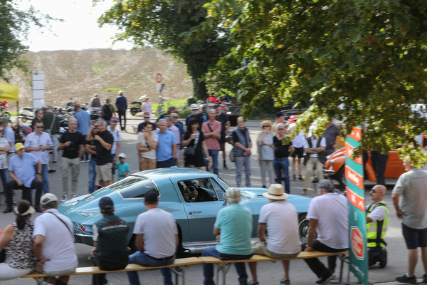 Bild: Chevrolet Corvette Sting Ray Sport Coupe bei der Ankunft vor grossem Publikum - 6. Lägern Classic 2023