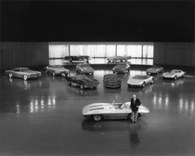 Chevrolet Corvette Stingray (1960) - Bill Mitchell posiert auf der New York Autoshow von 1977 vor einigen seiner "Idea Cars"