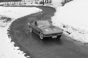 Chevrolet Corvette Stingray (1963) - durch verschneite Serpentinen fahrend