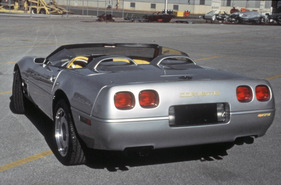 Chevrolet Corvette ZR-1 Spyder (1993) - Knapp ein Dutzend dieser Spyders waren 1993 gebaut worden, einer davon, eine Leihgabe von GM, wurde beim Einsturz des National Corvette Museums beschädigt (1993)