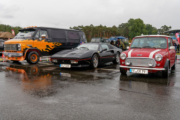 Bild Chevrolet G 20, Ferrari 328 GTS, Rover Mini Cooper – es wurde eine enorme Bandbreite an Fahrzeugen geboten – Oldtimer-Show Berlin 2022