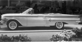 Chevrolet Impala (1960) - <crocuscream>-farbige Chevrolet-Cabriolet der Baureihe Impala lässt geringe Modifikationen zeigen - Genfer Autosalon 1960 (1960)