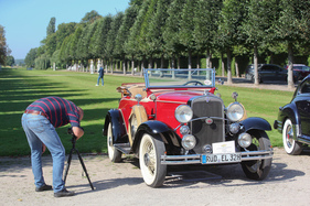Chevrolet Indepence Roadster (1931) - wird sorgfältig mit der Hasselblad 6x6 fotografiert - Classic-Gala Schwetzingen 2021