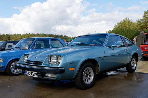 Chevrolet Monza (1975) – hat mit dem Opel Monza rein gar nichts zu tun, wirkt eher wie ein adipöser Manta CC – Oldtimer-Show Berlin 2022