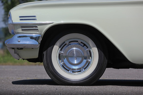 Chevrolet Nomad (1960) - Weisswandreifen auf Stahlfelgen mit Radkappen