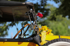 Chevrolet Roadster AD (1930) - natürlich mit Blumen verziert - 40. Oldtimer-Meeting Baden-Baden 2016
