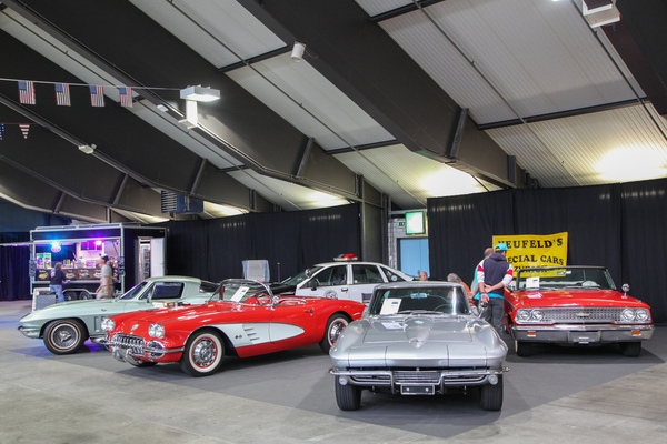 Chevrolet-Stand mit Corvette und Impala in Halle 4 – Swiss Classic World Luzern 2022
