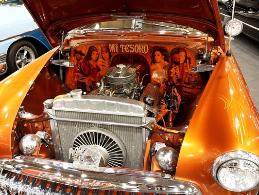 Chevrolet Styleline de Luxe Sport Coupe (1951) – mit kunstvoll besprühter Schottwand – Essen Motor Show 2023