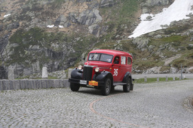Chevrolet Suburban (1940) - an der Rallye Peking-Paris 2013 - Sonderprüfung Tremola Tag 31