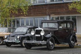 Chevrolet Superior (1926) - friedlich parkend neben einem Renault 4 CV - am 48. FNA-Treffen in Triengen 2022 Chevrolet Superior (1926) - friedlich parkend neben einem Renault 4 CV - am 48. FNA-Treffen in Triengen 2022