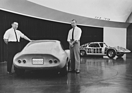 Chevrolet XP-777 (1962) – daneben die beiden Designer Larry Shinoda und Anatole Lapine