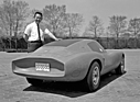 Chevrolet XP-777 (1962) – hier noch als Corvair 2900 bezeichnet, wurde später zum Corvair Monza GT, daneben Designer Larry Shinoda