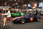 Chevron B12 (1968) - und die Dame mit dem passenden Kleid am Fiskens Stand - an der Rétromobile Paris 2014