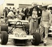 Chevron B18 (1971) - Paul Blancpain und Jo Siffert betrachten den brandneuen Chevron
