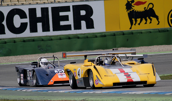 Chevron B19 (1971) mit Nr. 35, Sieger im zweiten Rennen, fährt im ersten Rennen hinter dem siegreichen Lola T222 (1971) im SuperSports Festival am Bosch Hockenheim Historic 2012
