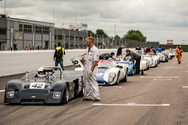 Chevron B19 am Start des Grand Prix de l'Age d'Or 2016