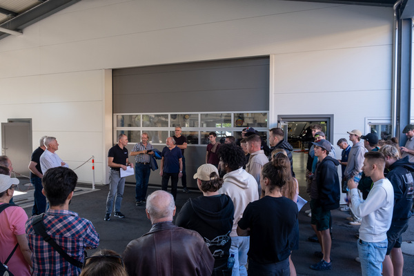 Christian Ackermann begrüsst die Kursteilnehmer und freiwilligen Helfer vor der Oldtimer-Werkstatt – 8. Autos von Dazumal 2023