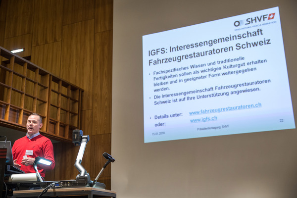 Christian Ackermann erklärt die Fortschritte der IGFS