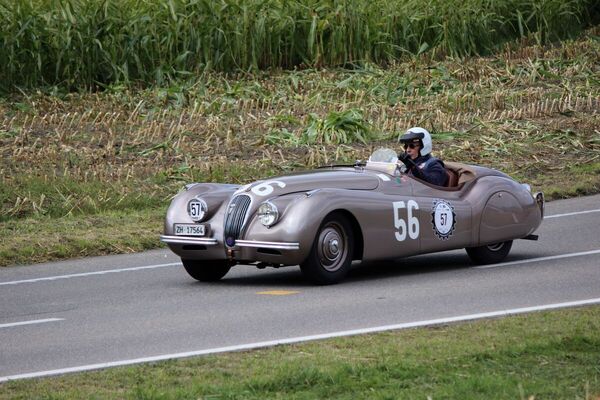 Bild: Christian Jenni pilotiert das originale Siegerfahrzeug von 1955: einen Jaguar XK 120 – Memorial-Bergrennen Steckborn