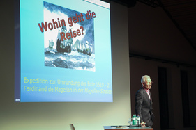 Christian Jenny leitet den Abend ein Christian Jenny leitet den Abend ein