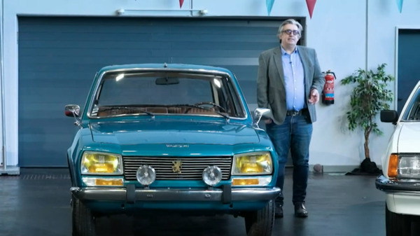 Christian Steiger neben einem Peugeot 504 TI – Bremen Classic Motorshow 2022