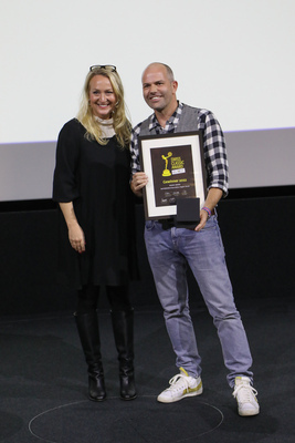 Christoph Baer (Motorworld) zusammen mit Jury-Mitglied Isabelle Riederer - Swiss Classic Award 2022