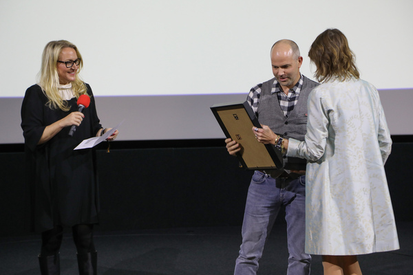 Bild Christoph Baer nimmt den "Rookie Award" für die Motorworld Manufaktur Kemptthal entgegen - Swiss Classic Award 2022