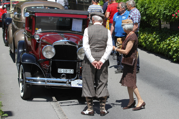 Chrysler (1906) - wir von passend gekleideten Besuchern betrachtet - Oldtimer in Obwalden (O-iO) 2019