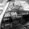 Chrysler 300 (1964) - zur Vergrösserung der Beinfreiheit wurde das Lenkrad in der Tendenz viereckig ausgeführt - Getriebeautomatik wird per Drucktasten bedient - am Genfer Autosalon 1964