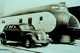 Chrysler Airflow (1934) - der erste aerodynamisch optmierte Serienwagen vor dem Zug Union Pacific M-10000, einer Stromlinien-Eisenbahnkombination