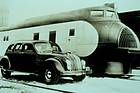 Chrysler Airflow (1934) - der erste aerodynamisch optmierte Serienwagen vor dem Zug Union Pacific M-10000, einer Stromlinien-Eisenbahnkombination