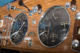 Chrysler Airflow C1 (1935) - Zusatzinstrumente für Öldruck, Wassertemperatur, Benzinstand und Ladezustand