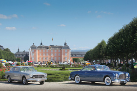 Chrysler Ghia Special GS1 (1954) - zusammen mit dem Fiat 2300 S Coupé von 1963 vor dem Schloss - Classic-Gala Schwetzingen 2021