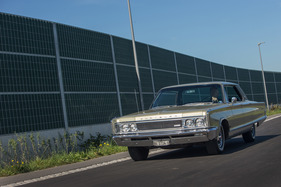 Chrysler New Yorker (1966) - jetzt fehlt nur noch Batman in der Luft