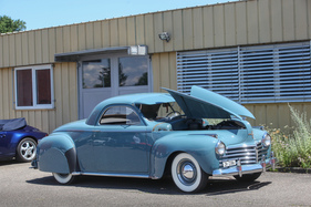 Bild Chrysler Royal Coupe (1941) - herrliche Linienführung und Schmetterlingstüren für den Motor - Autohalle Sunday Classics Juni 2022