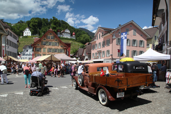 Bild Chrysler Six (1930) - mit Blick auf den Landenberg - Oldtimer in Obwalden (O-iO) 2019