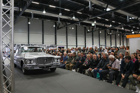 Chrysler Valiant V 200 (1961) - Lot 01 an der Swiss Classic World Versteigerung der Oldtimer Galerie am 1. Juni 2024 Chrysler Valiant V 200 (1961) - Lot 01 an der Swiss Classic World Versteigerung der Oldtimer Galerie am 1. Juni 2024