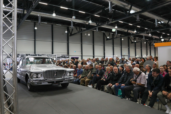 Bild: Chrysler Valiant V 200 (1961) - Lot 01 an der Swiss Classic World Versteigerung der Oldtimer Galerie am 1. Juni 2024
